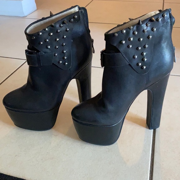 New condition! Size 6 N.Y.L.A. Booties - Carrey - Picture 1 of 11
